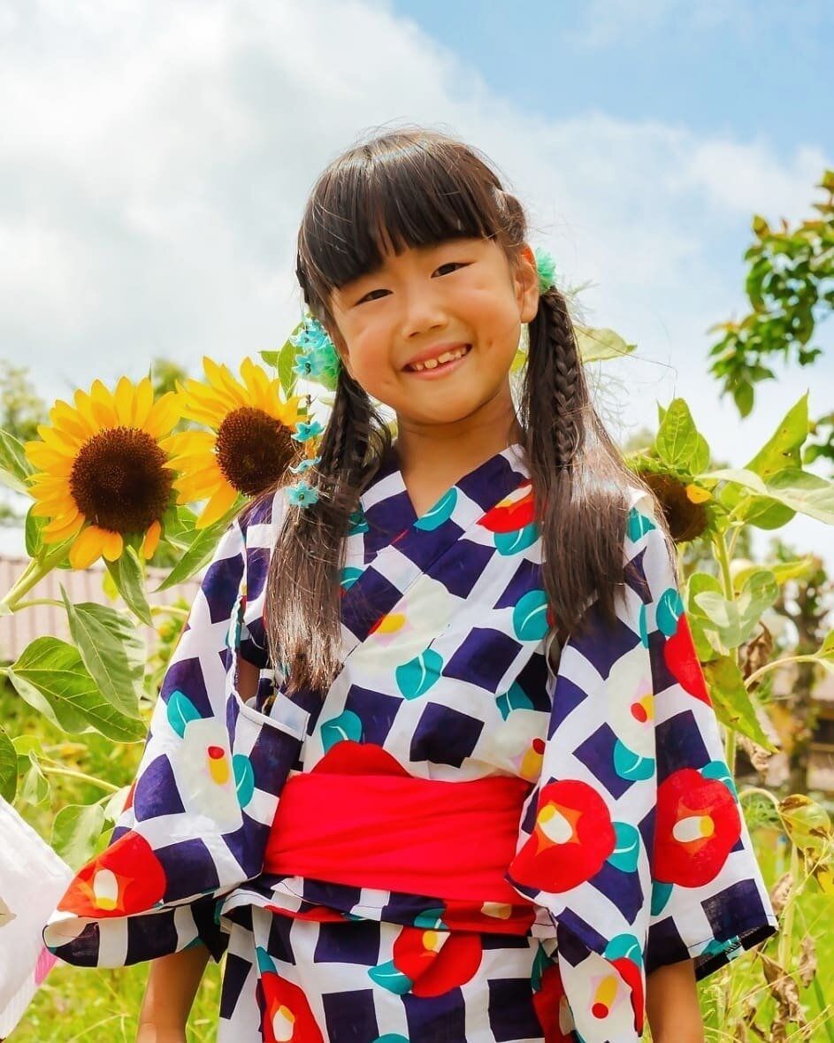 小学生女子も納得のキュートなヘアスタイル。ツインテールから細い三つ編みをつくった組み合わせ