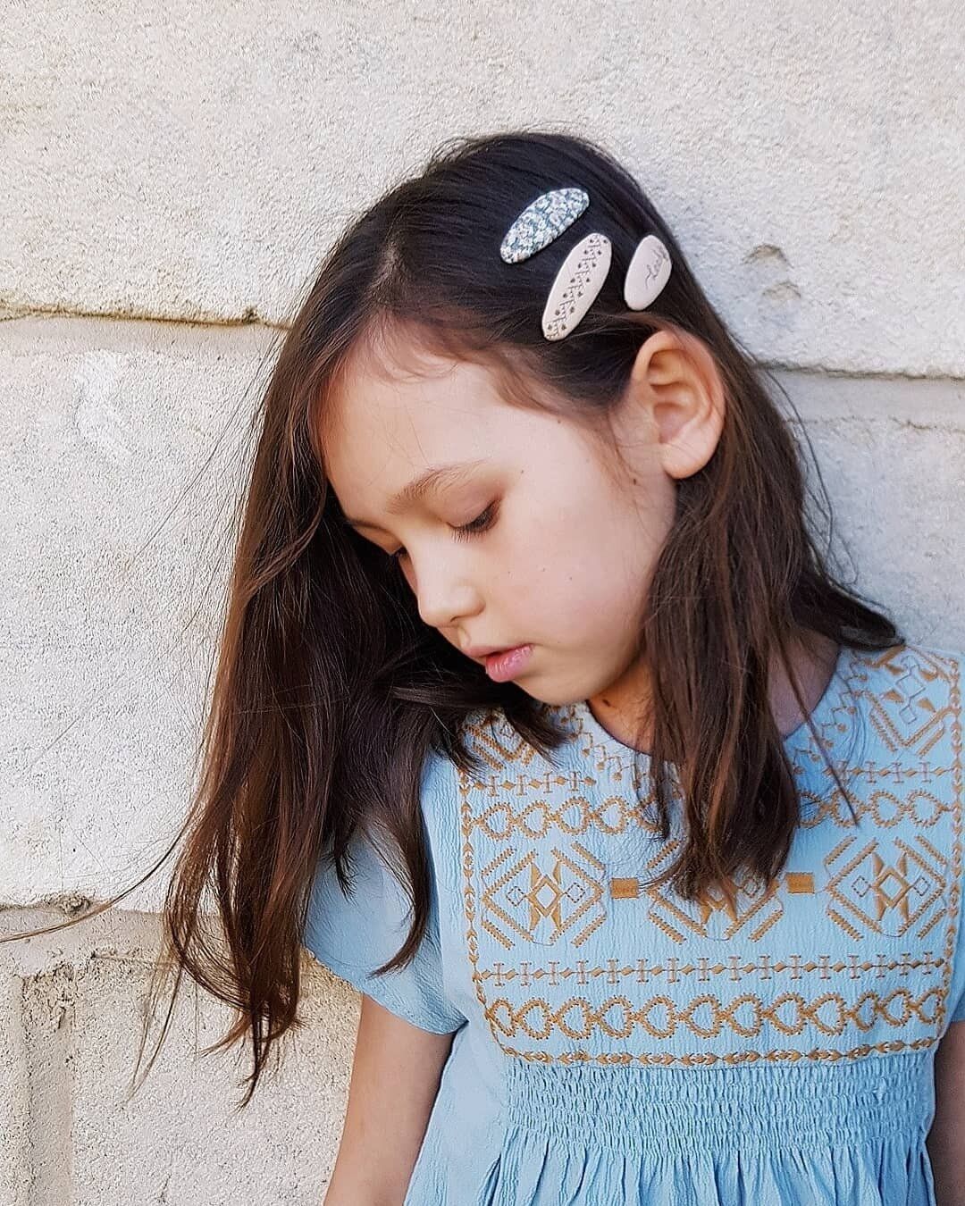 小学生女子も納得のキュートなヘアスタイル。ピンを使えば自然体なセミロングもおしゃれにアレンジ！