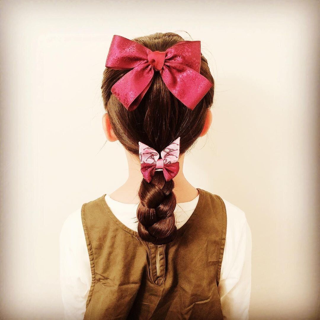 小学生女子も納得のキュートなヘアスタイル。かわいい！大きめリボンで「大正ロマン」風