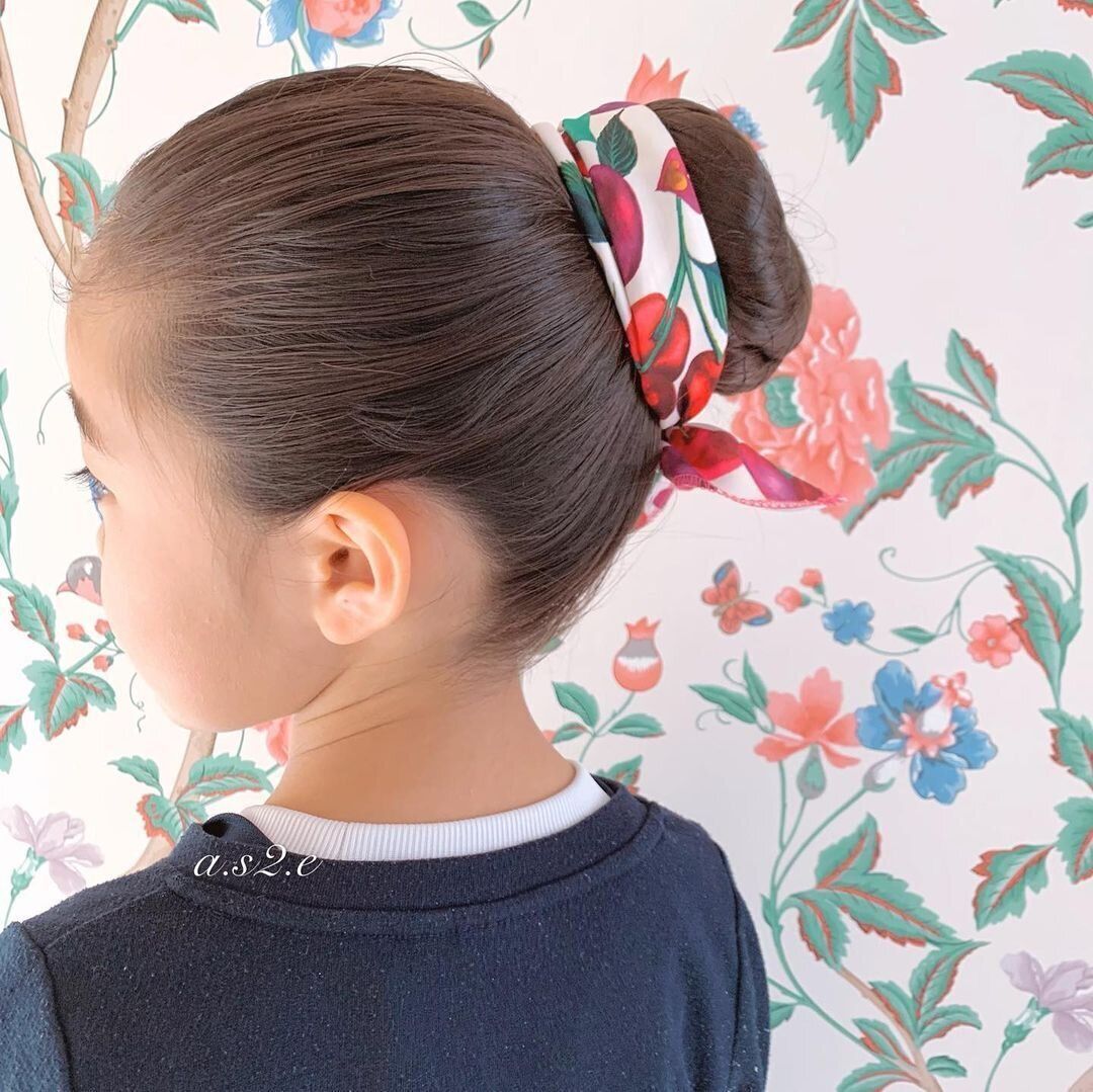 小学生女子も納得のキュートなヘアスタイル。きっちりまとめたお団子ヘアならさわやかな印象に