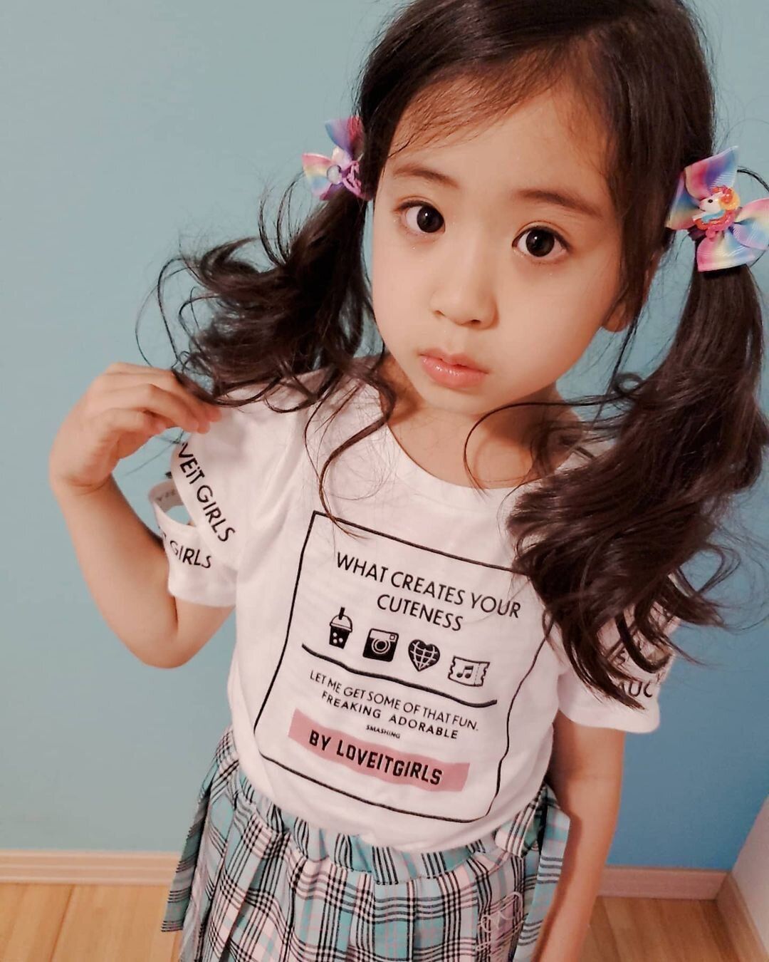 小学生女子も納得のキュートなヘアスタイル。ゆるく巻いたツインテールがかわいい！