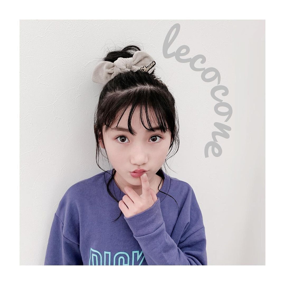 小学生女子も納得のキュートなヘアスタイル。ルーズなお団子＋おくれ毛でこなれ感のあるヘアに