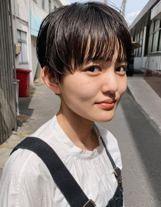 中学生の女の子に似合う流行のヘアスタイル 。おしゃれでかわいい重軽マッシュショート