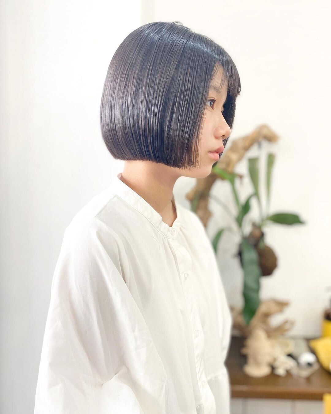 中学生の女の子に似合う流行のヘアスタイル 透明感のある内巻きストレートボブ