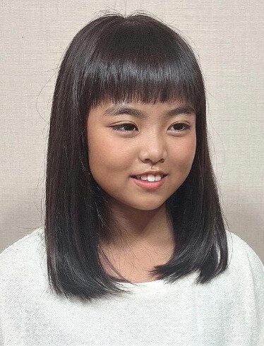眉上バングが愛らしい！ストレートミディアム