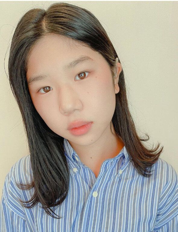 センターパートがクール！外ハネミディアム