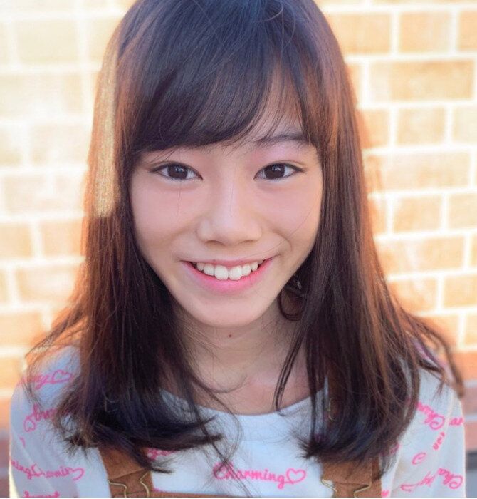 中学生の女の子に似合う流行のヘアスタイル。斜めの前髪がかわいい！レディなセミロング