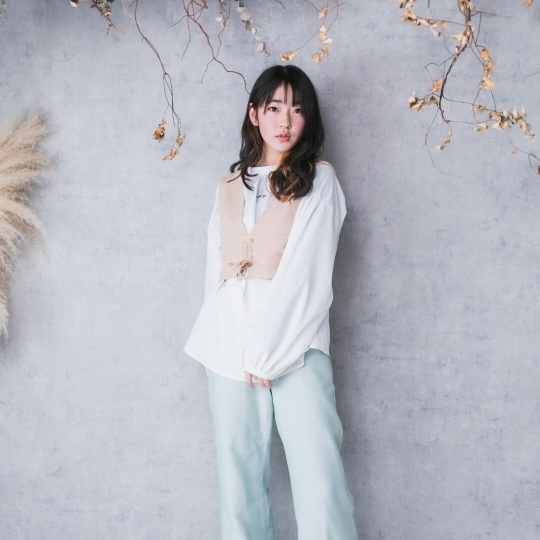 中学生の女の子に似合う流行のヘアスタイル 今どきのレイヤーがはいった重軽ミディアム