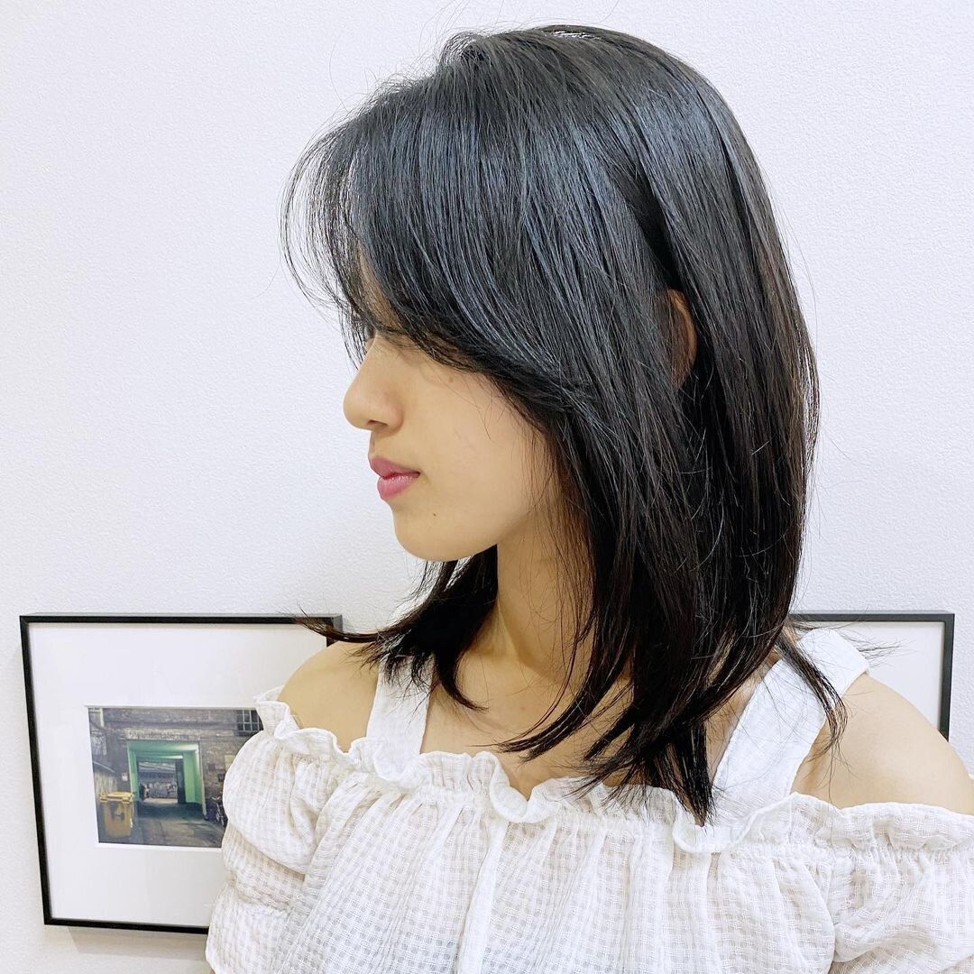 中学生の女の子に似合う流行のヘアスタイル  毛先に段を入れてレイヤーヘアに