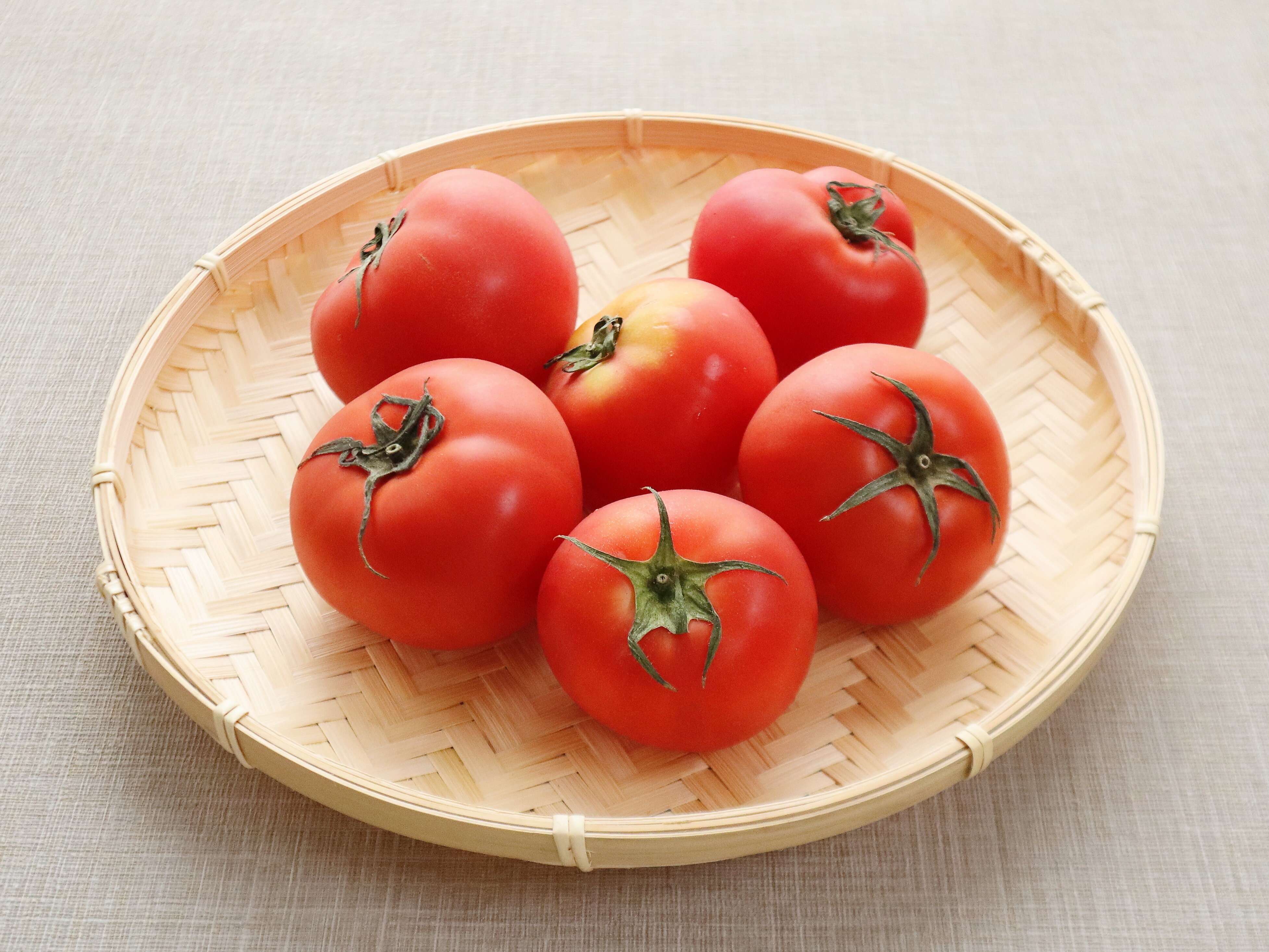 旬の「トマト」スーパーで買うときにおいしいものを見分けるコツとは?