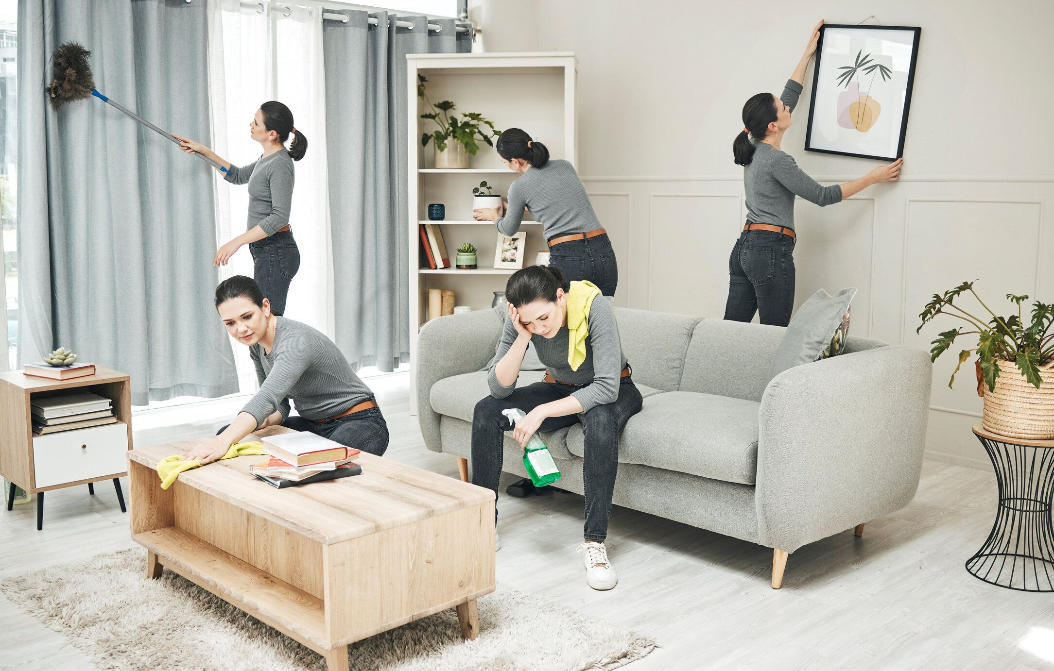 女性はマルチタスク、忙しく、リビングルームを掃除し、すべての雑用をしています。疲れたスーパーウーマン、時間管理に不満、家事に過労。家族が帰宅する前の春の掃除。