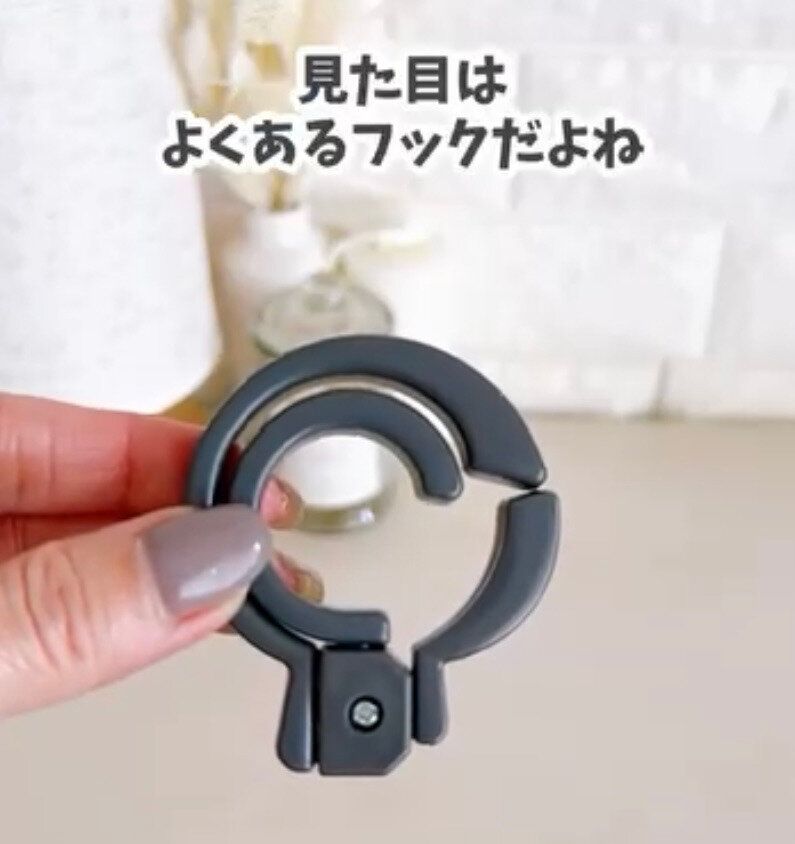 旅行中におすすめ！「折りたたみ回転フック」