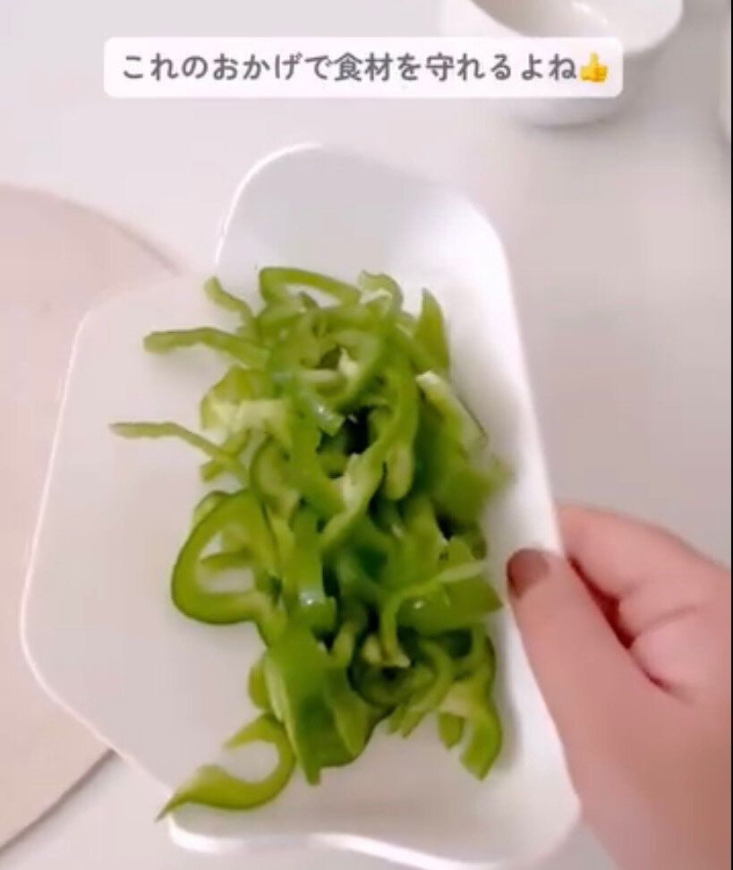 食材を移動させるのに便利！「まな板キャッチャー」