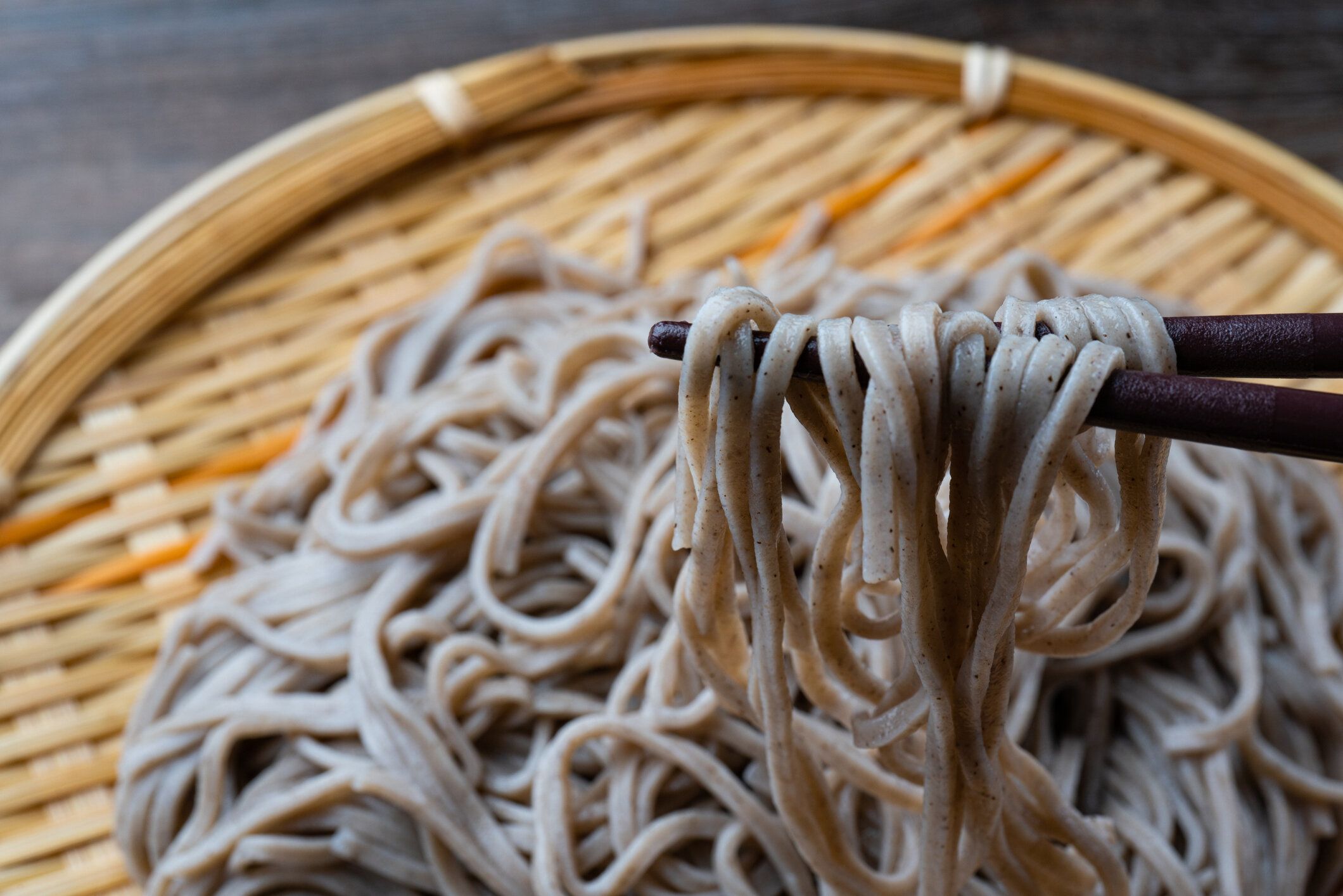 ザルそば(竹の水切りバスケットに浸したソースでそばを添えて)