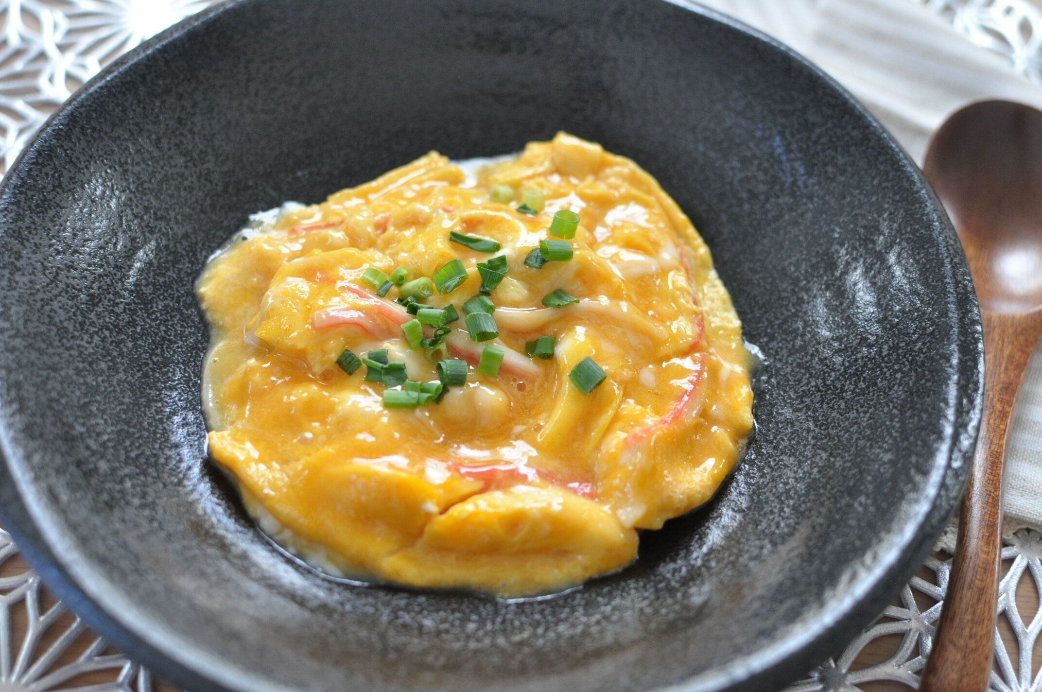 レンジかに玉を黒い皿に盛り付けた様子