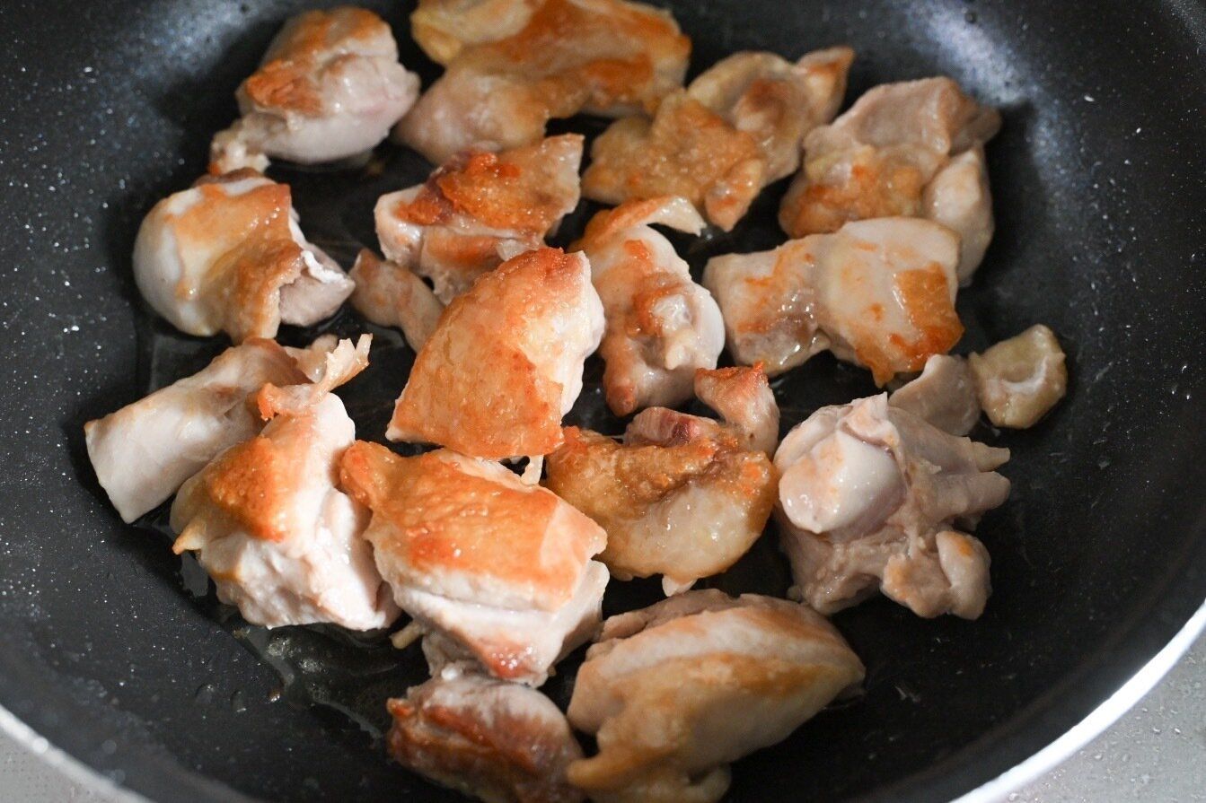 焼き色がついた鶏もも肉