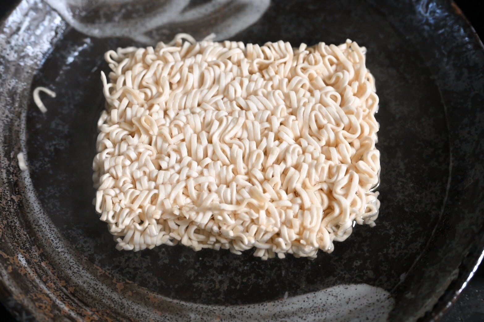 皿に入ったインスタント麺