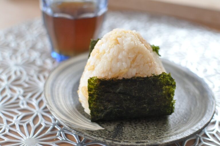 まるで天丼?!材料4つ【揚げ玉おにぎり】麺つゆと混ぜるだけで、手軽に天丼の味が楽しめるレシピ