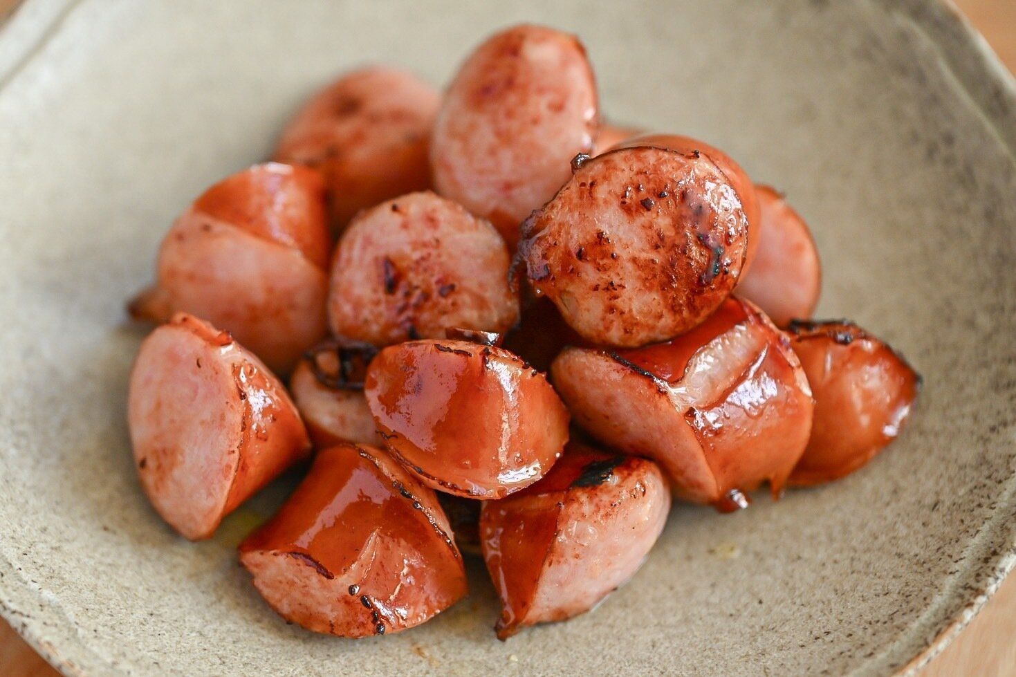 皿にのったソーセージ炒め