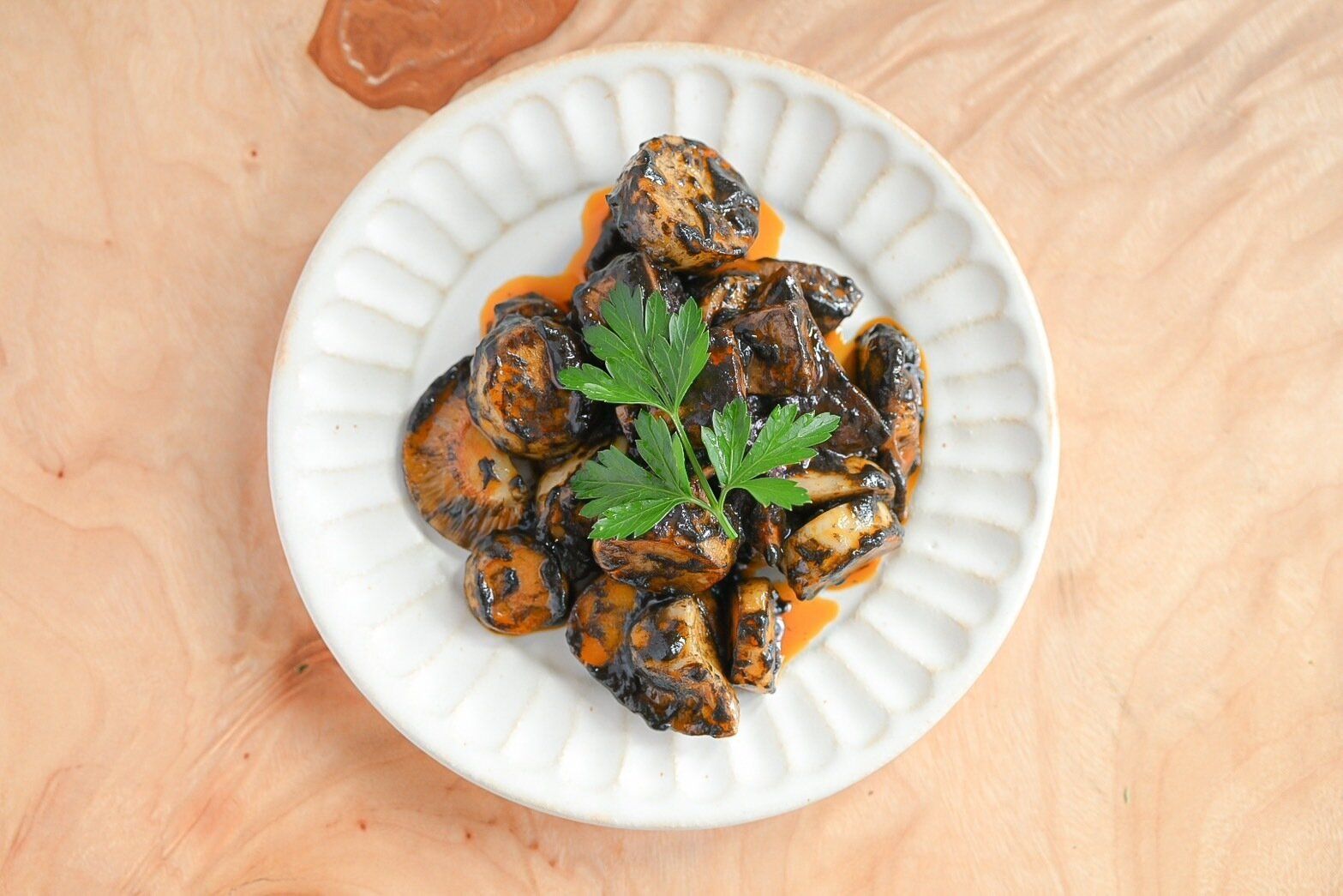 皿に盛られたエリンギイカ炒め