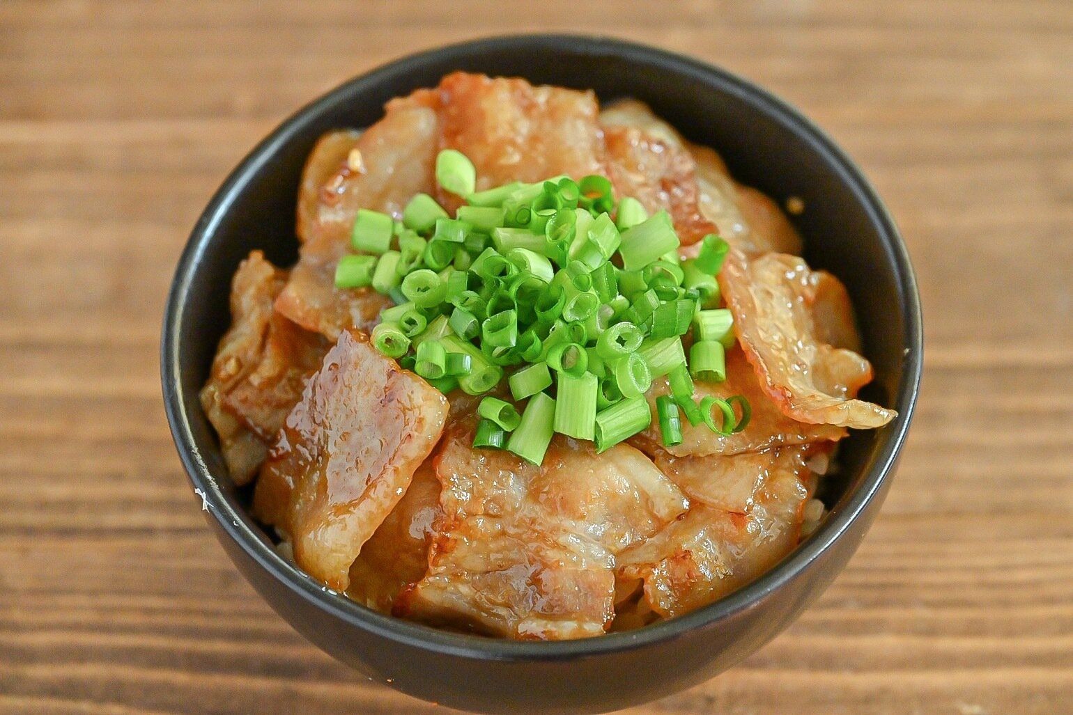 器に盛られた丼