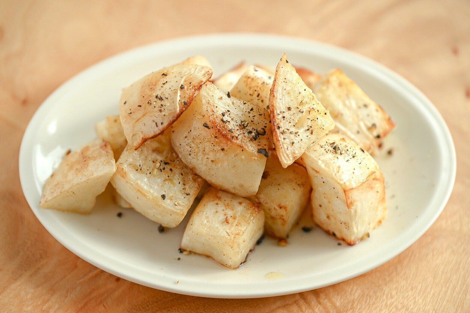 皿に盛られたかぶのアンチョビソテー