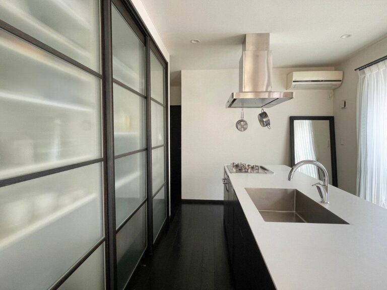 【ミニマリストのキッチン】吊るす収納に取り入れるべき5つのアイテムとは？