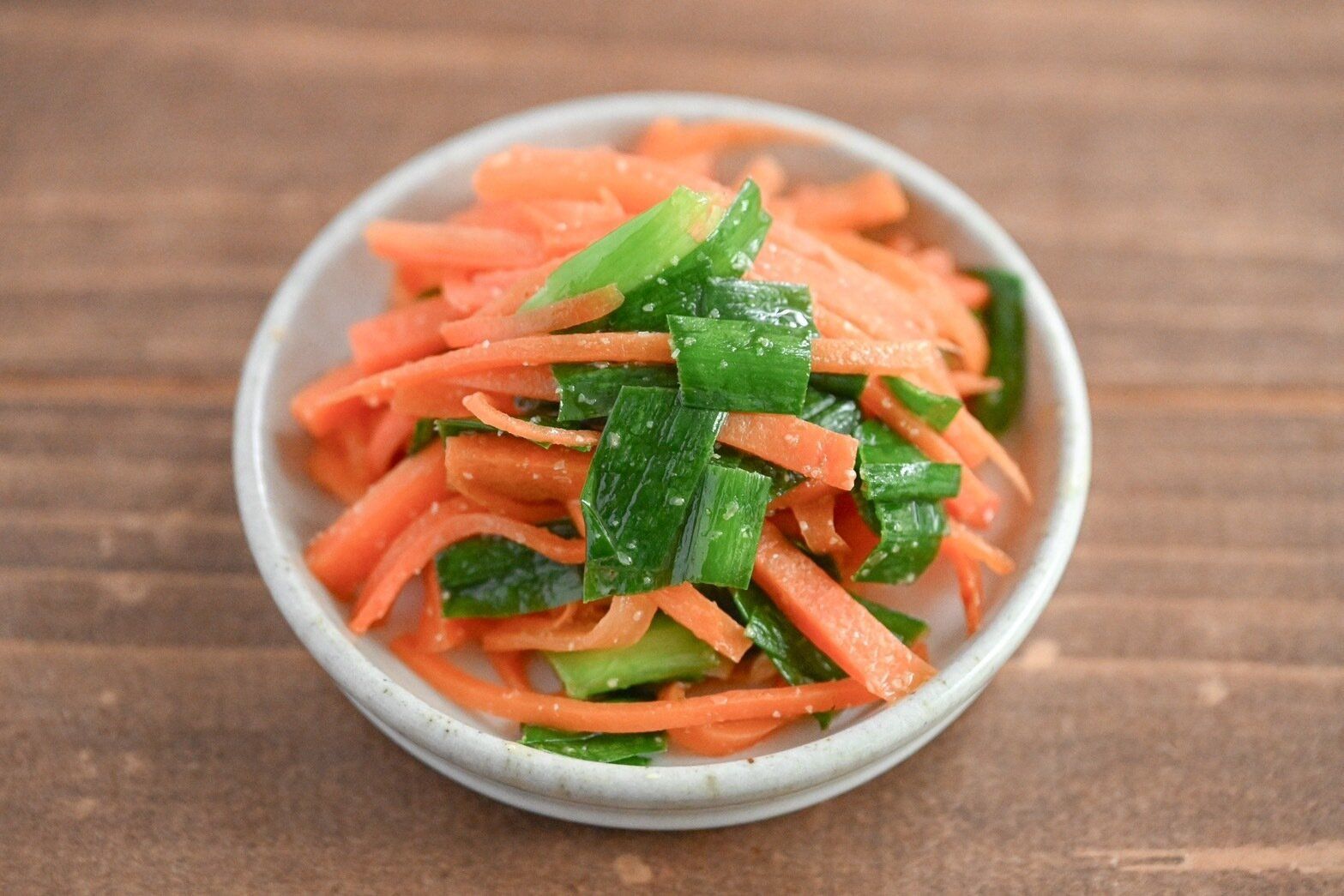 皿に盛られたにんじんとニラのナムル