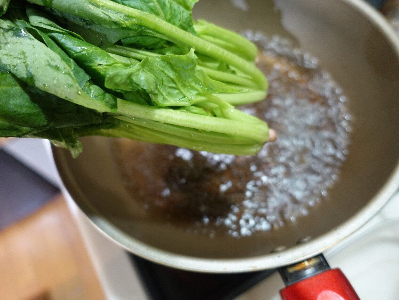 ひと工夫でワンランク上の味に！定番の家庭料理「ほうれん草のごま和え」を劇的においしくする方法って？