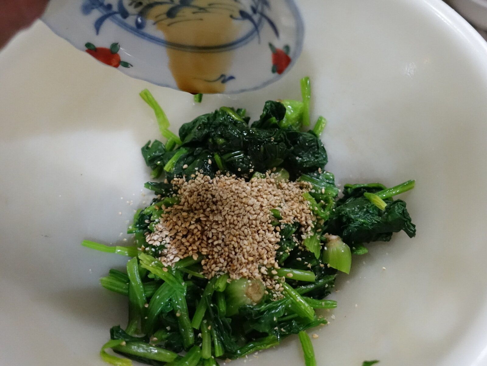 ひと工夫でワンランク上の味に！定番の家庭料理「ほうれん草のごま和え」を劇的においしくする方法って？