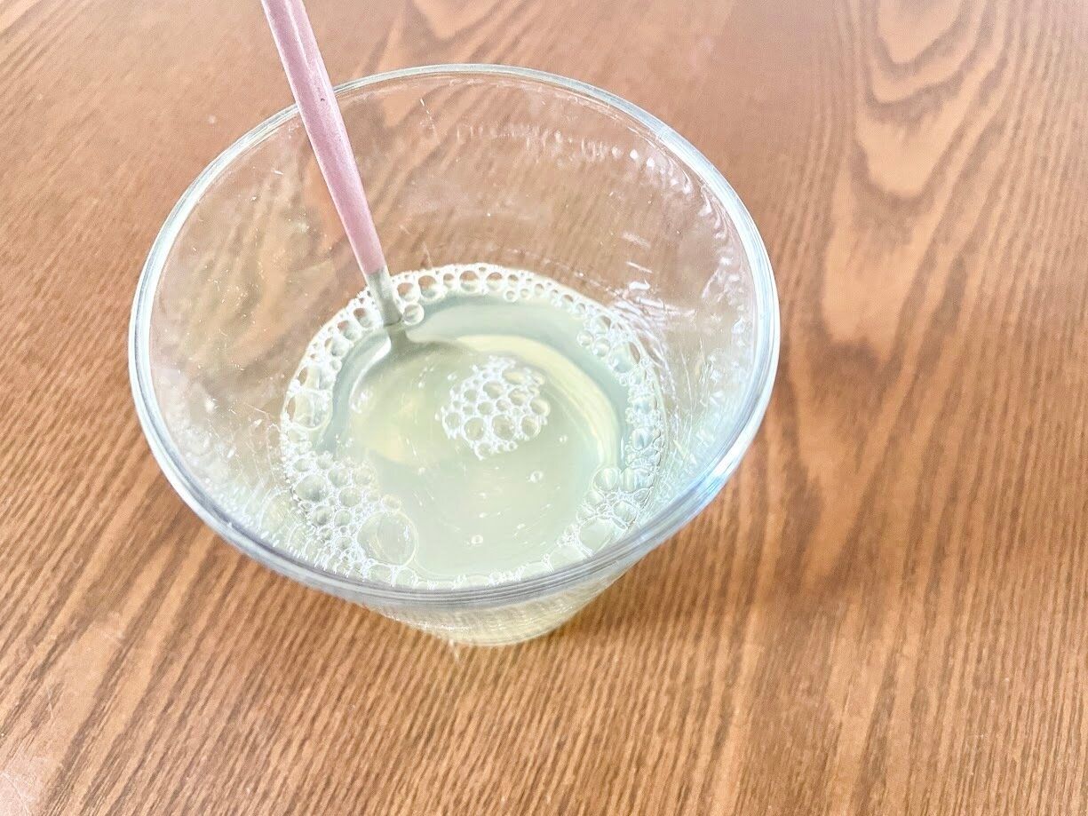 はちみつとホエイをよく混ぜる