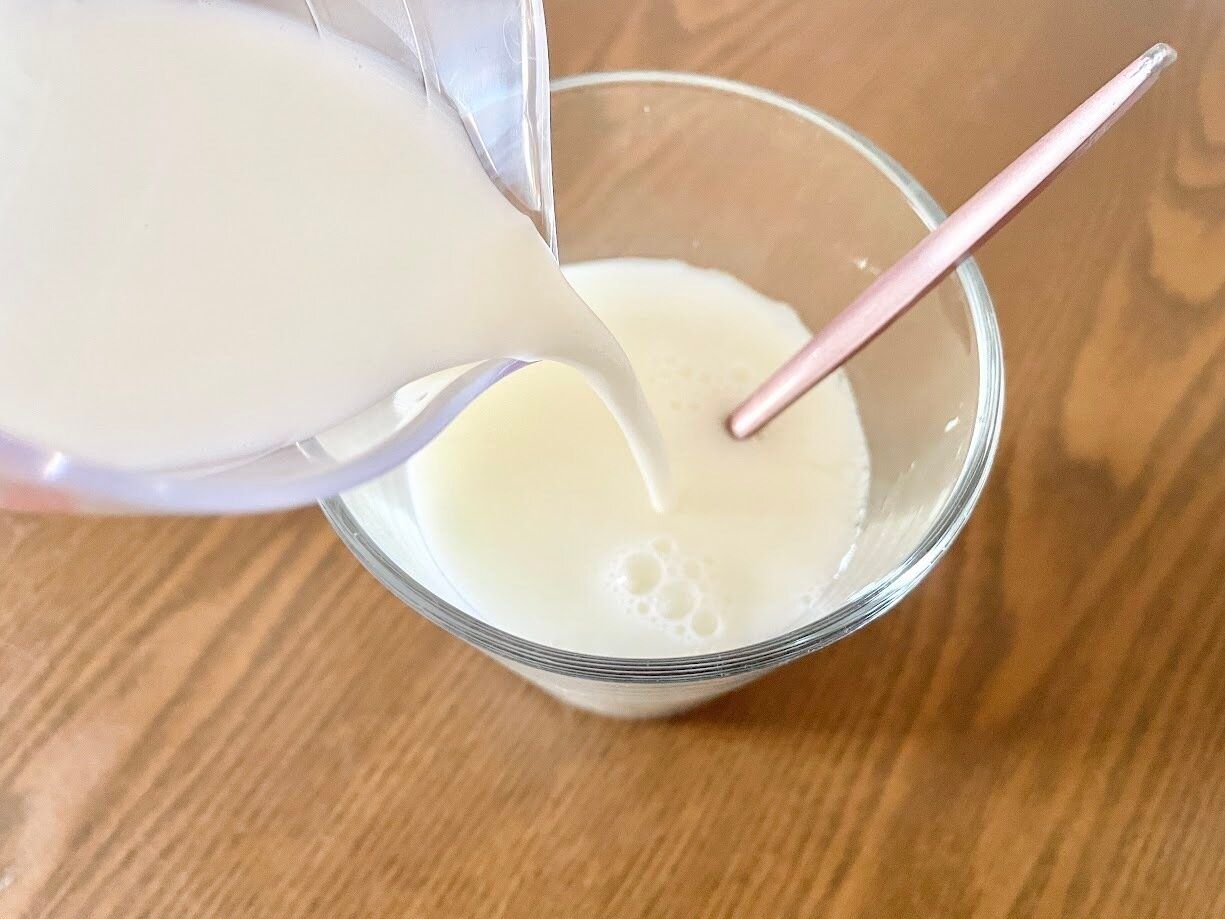 ホエイとはちみつを混ぜたところに牛乳を注ぎレモン汁を入れる