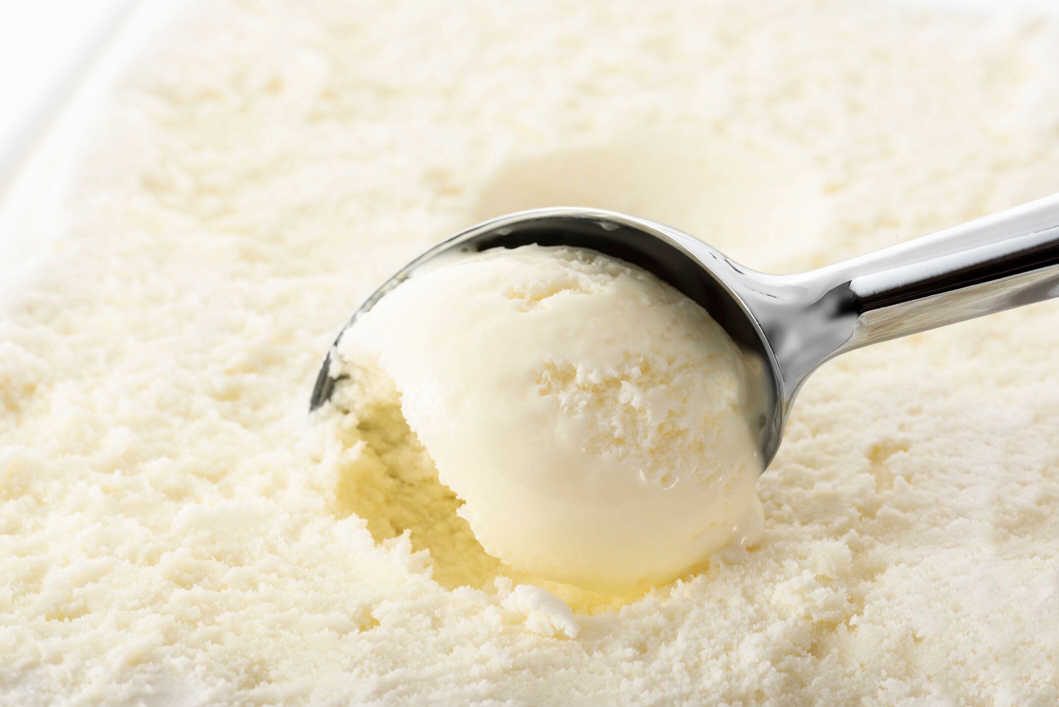 アイススプーンでアイスクリームスクープ