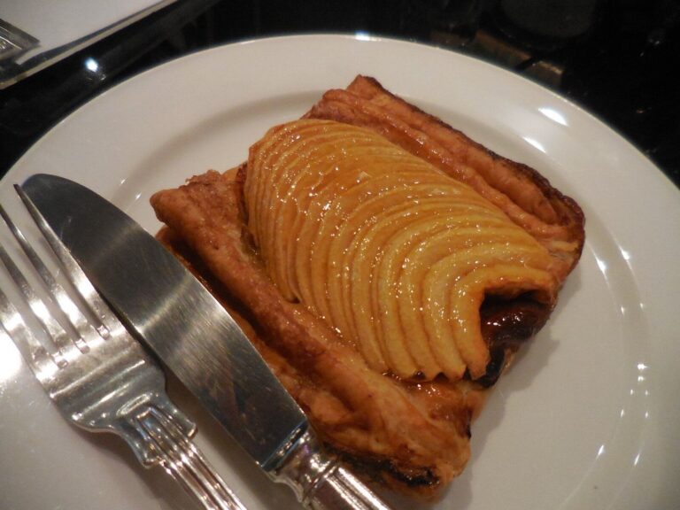 【青森土産】王道だけどやっぱりはずせないアップルパイ！「シャキふわ」生りんごとキャラメリゼが最強