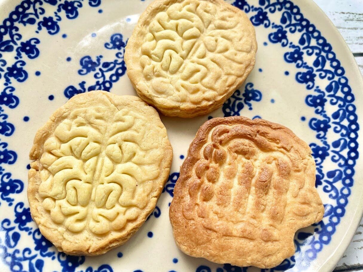 クッキーが脳と腸の形に焼きあがる