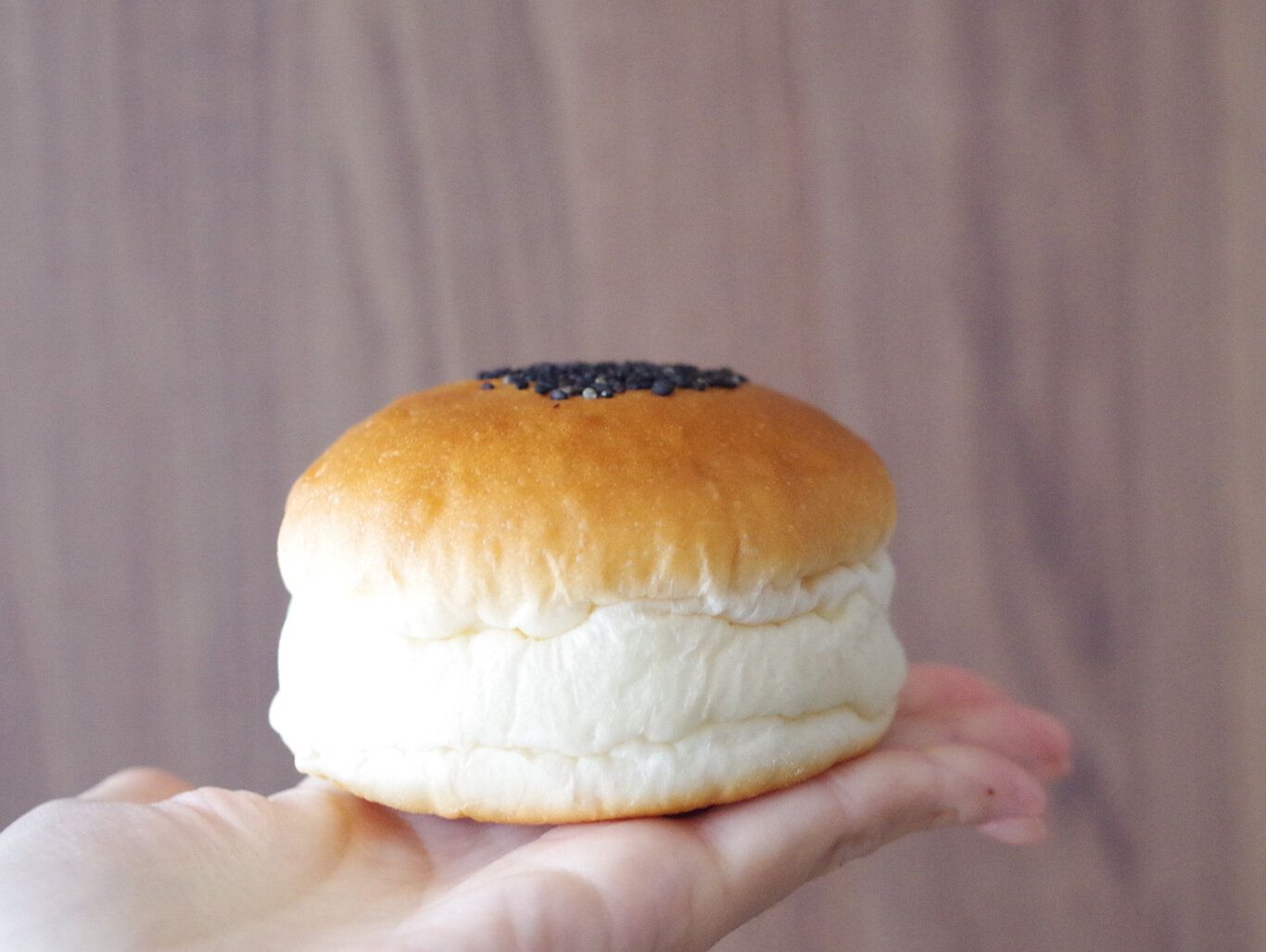 【ファミマ新作】ここでしか買えない！高級「生」食パン専門店監修“あんぱん”食べてみて！