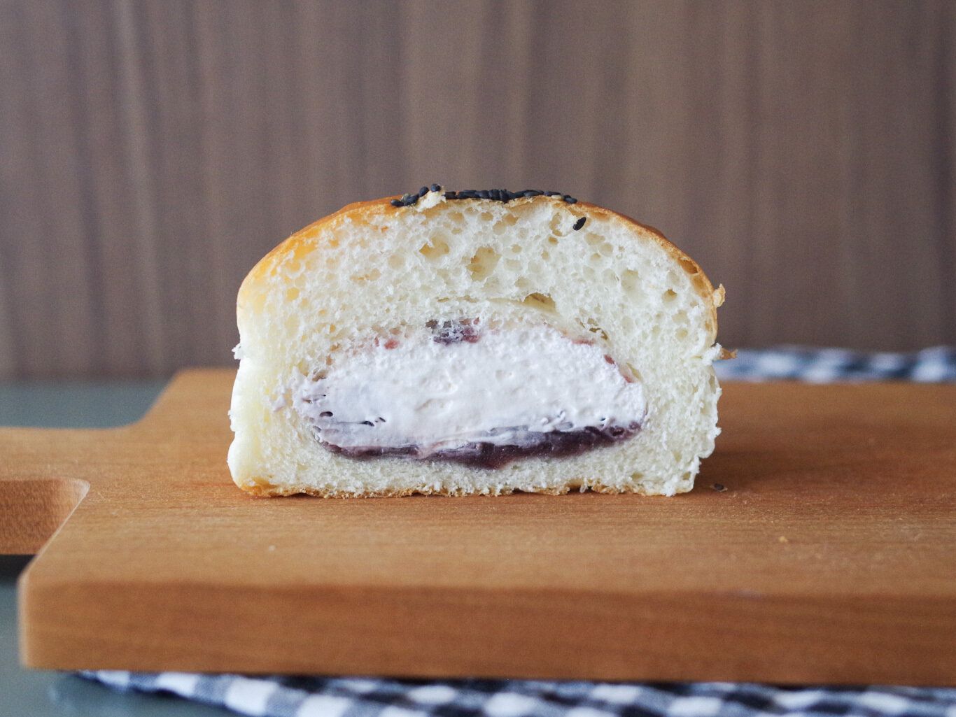 【ファミマ新作】ここでしか買えない！高級「生」食パン専門店監修“あんぱん”食べてみて！