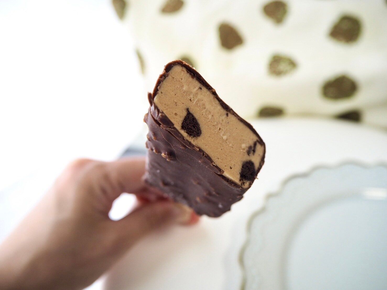 シャトレーゼ「クッキー&クランチバー キリマンジャロ珈琲」断面写真