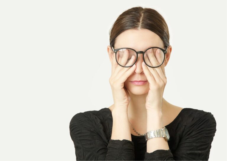 どの指でクリームを塗っている？目元が老けるNGケア