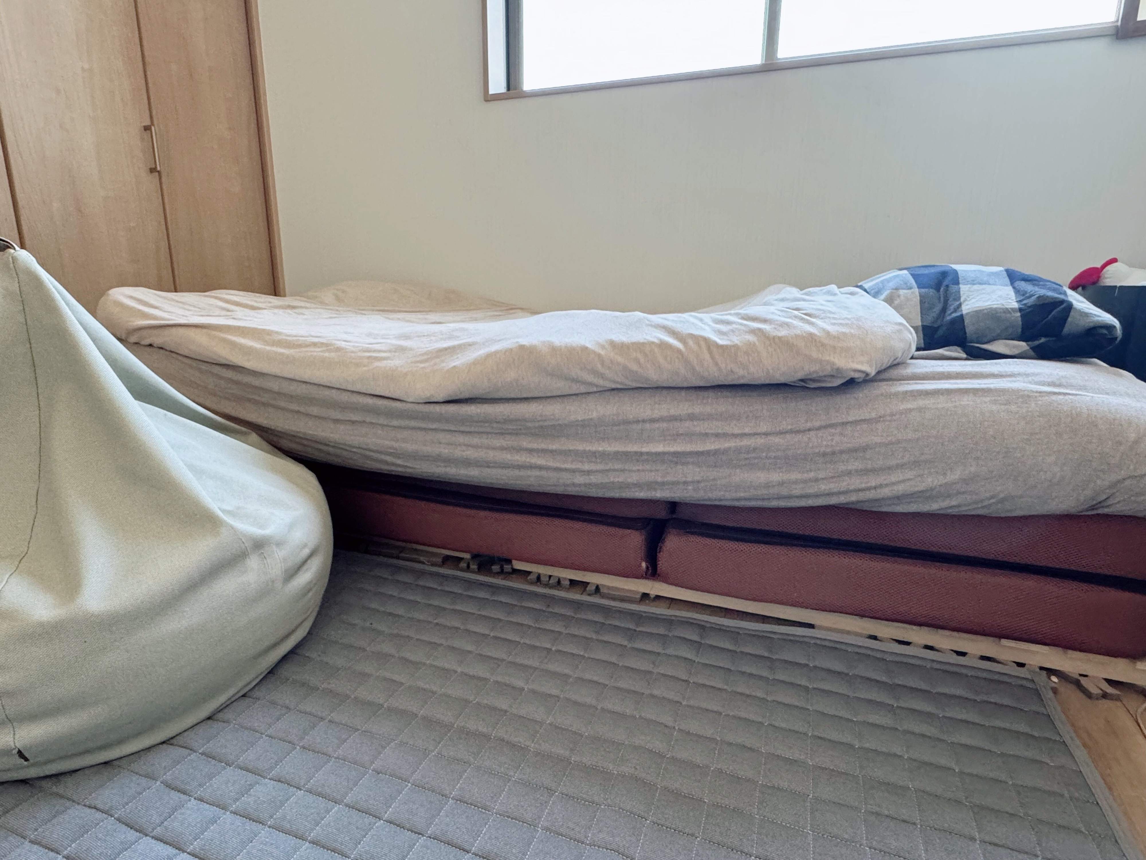 1.普段使いの敷布団にマットレスを積み重ねてベッド風にする