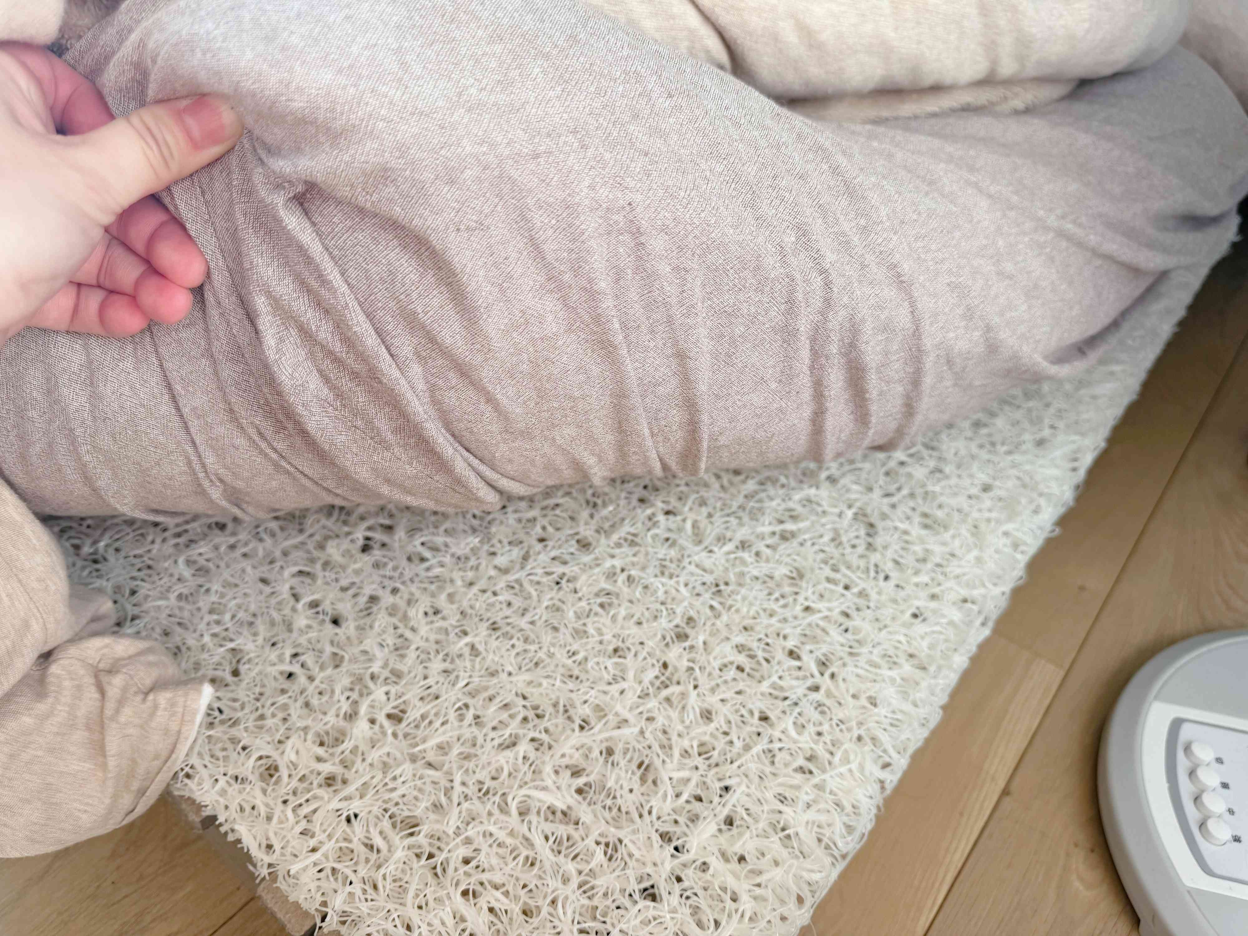 1.普段使いの敷布団にマットレスを積み重ねてベッド風にする