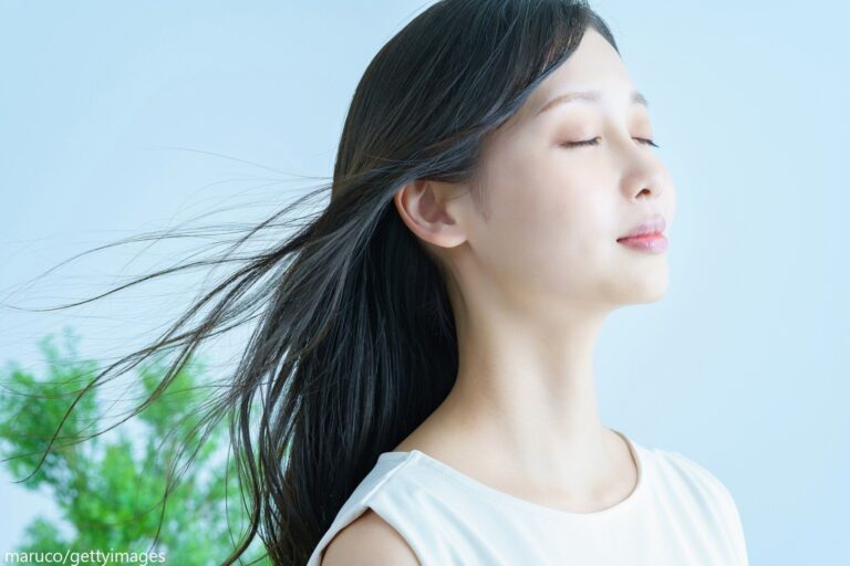 夏に首、デコルテのシワが増える人の老け習慣