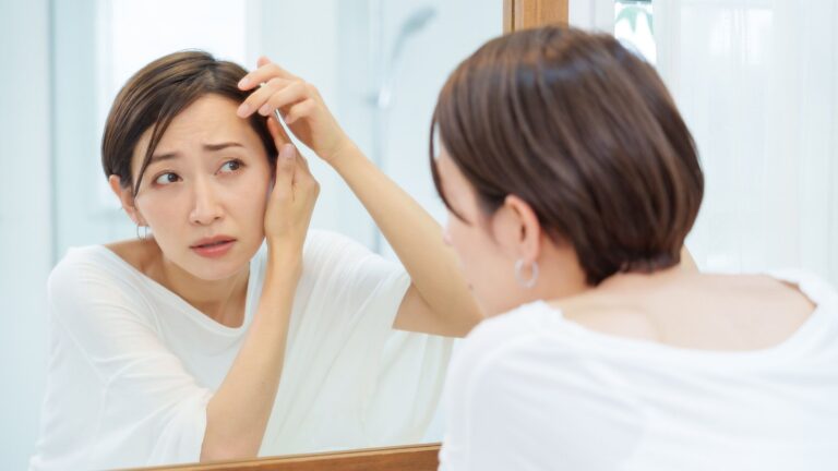 定番のヘアスタイルも抜け毛の原因に？抜け毛・薄毛が気になる女性のNG行為とは
