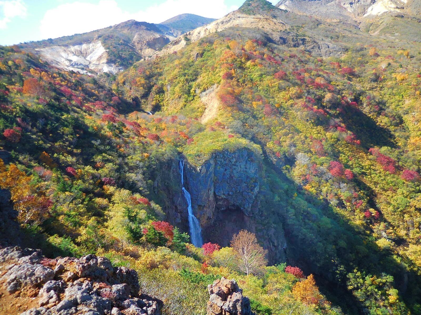山形県と宮城県にまたがる蔵王連峰(後述)の紅葉。年によって赤が強く出たり、黄色やオレンジが目立ったりと特徴が変わり、何度行っても楽しめる。