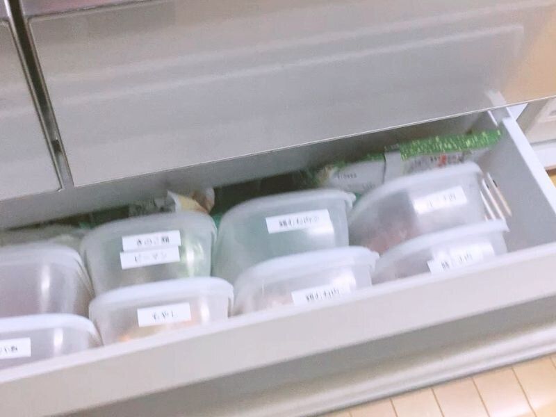 冷凍庫手前は「タッパー」を並べる