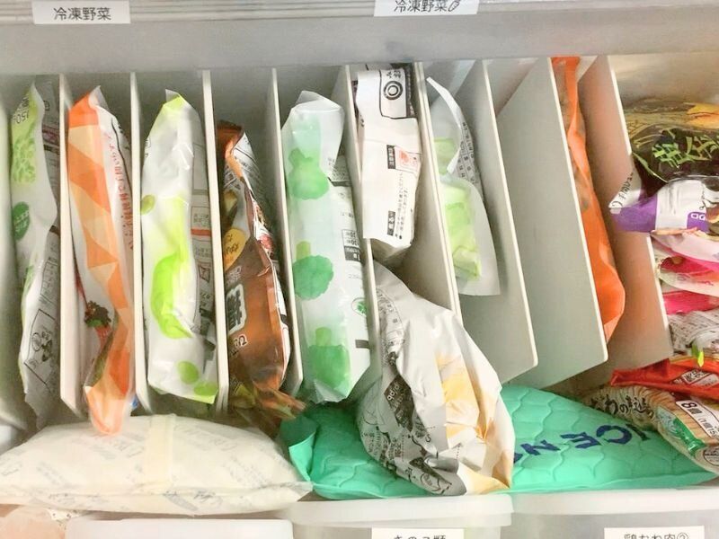 冷凍庫奥側は無印良品「スチロール仕切りスタンド・ホワイトグレー」で仕切る