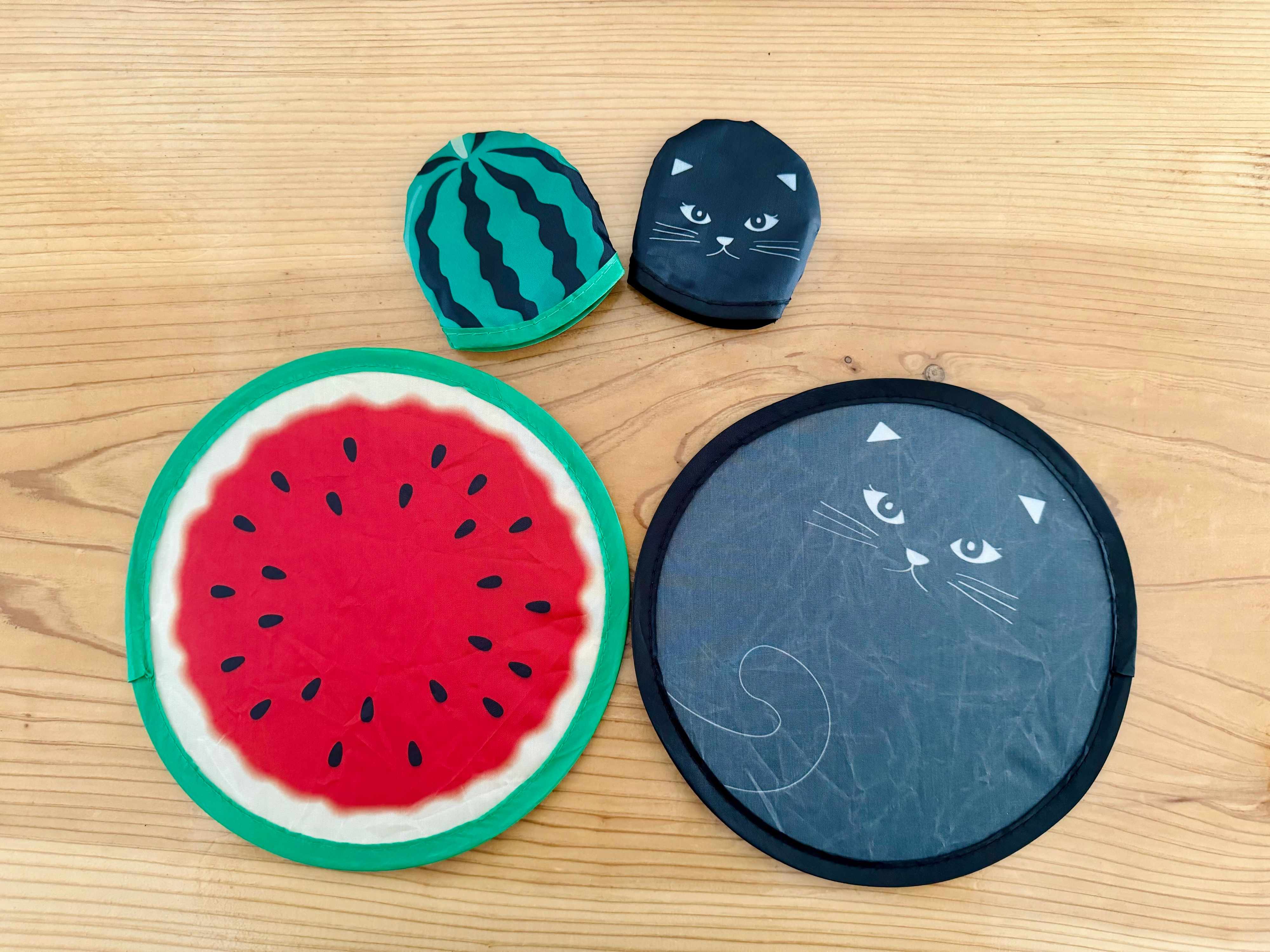 ダイソー 黒ねこ柄、すいか柄のうちわ