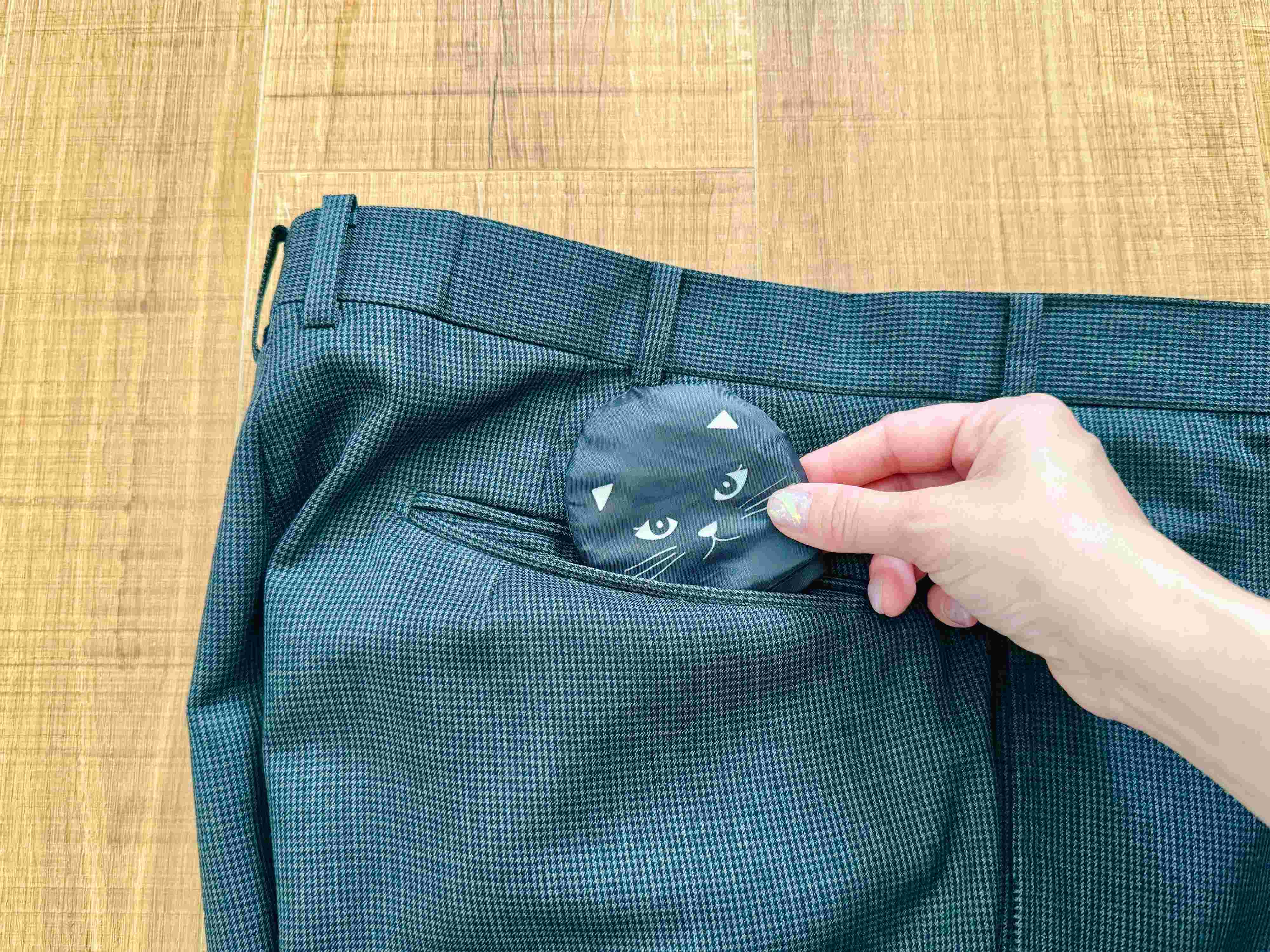 スーツのポケットにも入るダイソー折りたたみうちわ