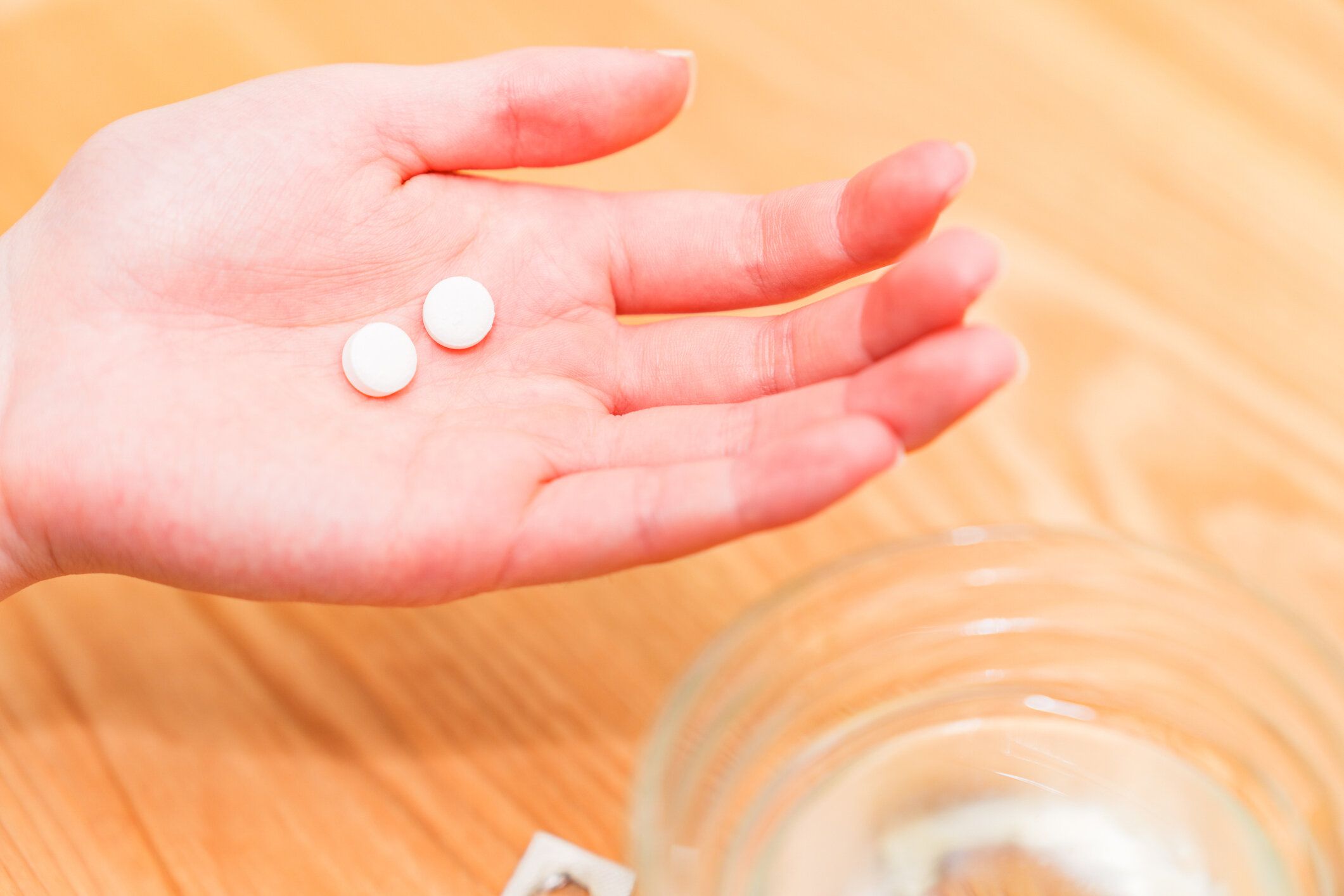 錠剤の薬を飲んでいる人