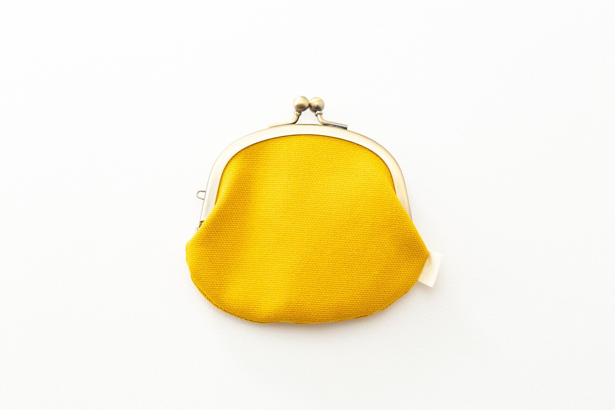 白い背景に小銭入れ。